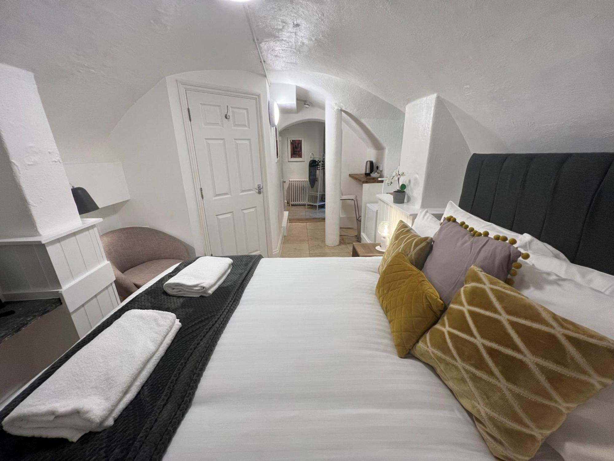4 Berkeley Square I Your Apartment Bristol Room photo