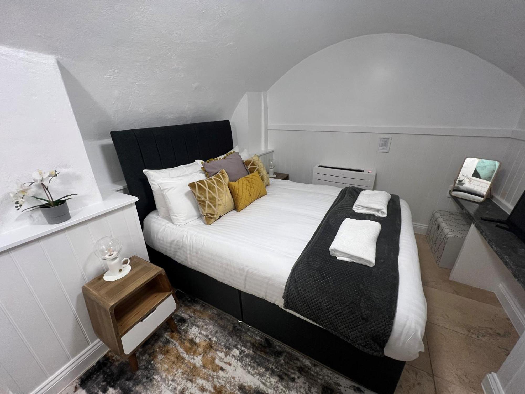 4 Berkeley Square I Your Apartment Bristol Room photo
